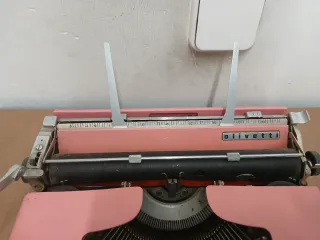 Máquina de escribir Olivetti Pluma 22 Rosa