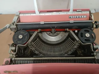 Máquina de escribir Olivetti Pluma 22 Rosa