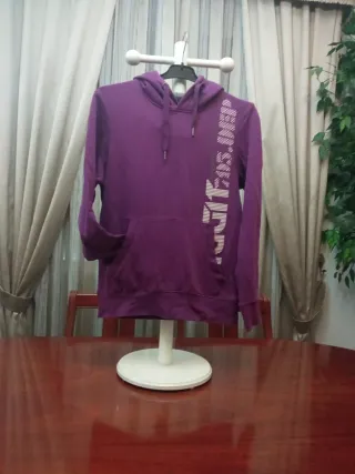 Sudadera morada con capucha y logo