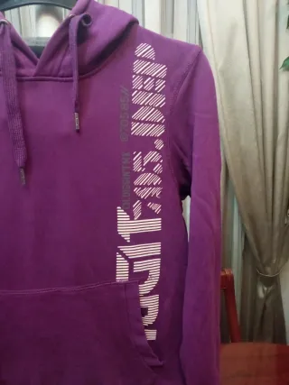 Sudadera morada con capucha y logo