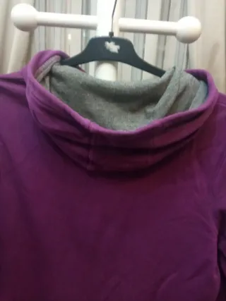 Sudadera morada con capucha y logo