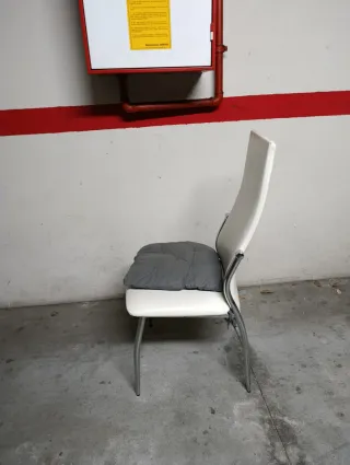 Silla de comedor moderna polipiel blanca metálicas