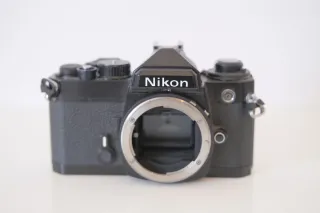 Cámara Nikon FE Negra