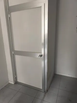 Puerta de aluminio blanca