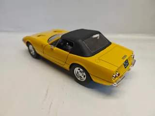 Ferrari 365 GTS-4 Scala 1:18 Solido