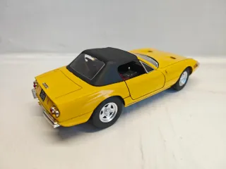 Ferrari 365 GTS-4 Scala 1:18 Solido