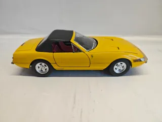 Ferrari 365 GTS-4 Scala 1:18 Solido