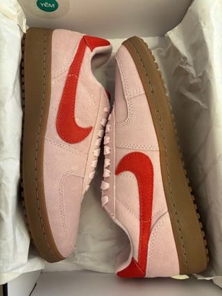 Zapatillas Nike Field Rosa y Rojo