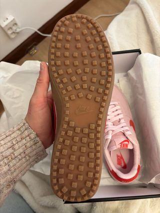 Zapatillas Nike Field Rosa y Rojo