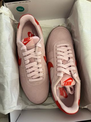 Zapatillas Nike Field Rosa y Rojo