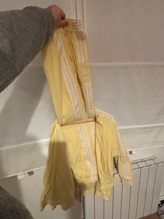 Chaqueta Adidas Amarilla con Rayas Blancas