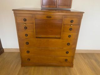 Cómoda de cerezo con cajones