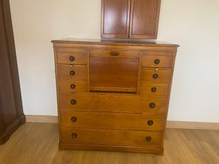 Cómoda de cerezo con cajones