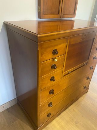 Cómoda de cerezo con cajones