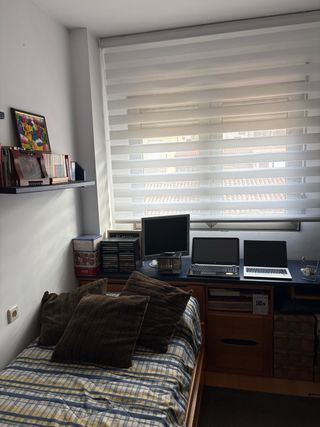 Cama nido infantil con mesa y estanterías