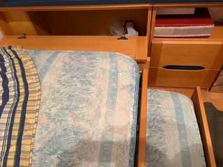 Cama nido infantil con mesa y estanterías