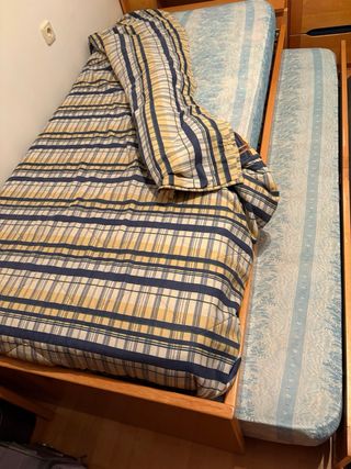 Cama nido infantil con mesa y estanterías