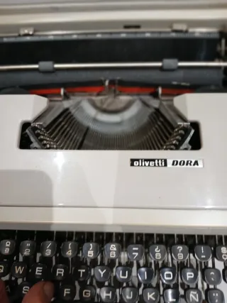 Máquina de escribir Olivetti DORA
