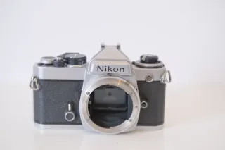 Cámara Nikon FE Plata
