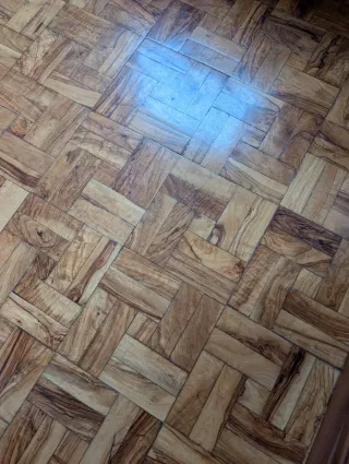 Tarima de madera de olivo. 50 m2 aprox