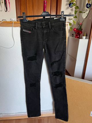 Vaqueros Diesel negros desgastados ajustados