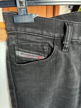 Vaqueros Diesel negros desgastados ajustados