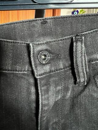 Vaqueros Diesel negros desgastados ajustados