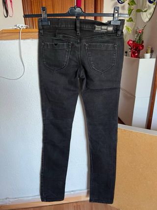 Vaqueros Diesel negros desgastados ajustados