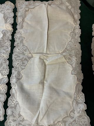 Tris di centri in lino con pizzo