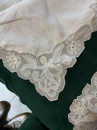 Tris di centri in lino con pizzo