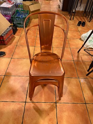 Silla metálica dorada estilo industrial