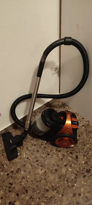 Aspiradora sin bolsa naranja y negra