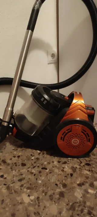 Aspiradora sin bolsa naranja y negra