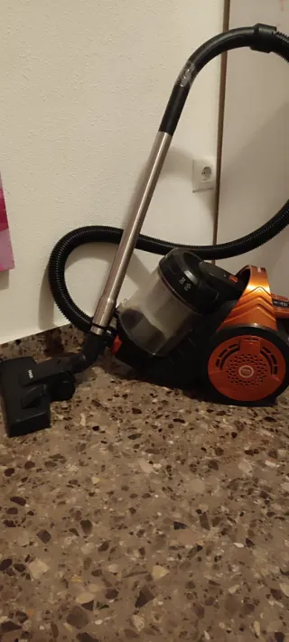 Aspiradora sin bolsa naranja y negra