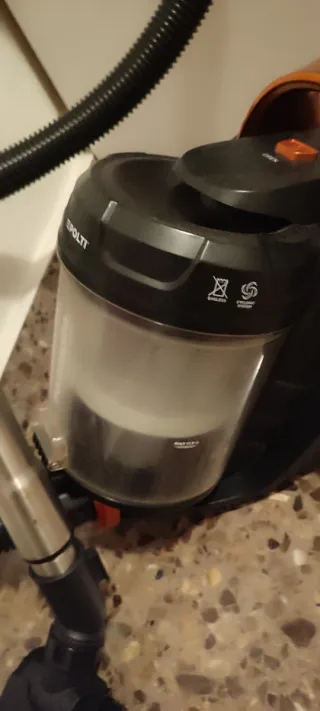 Aspiradora sin bolsa naranja y negra