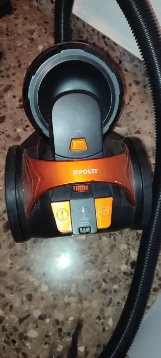 Aspiradora sin bolsa naranja y negra