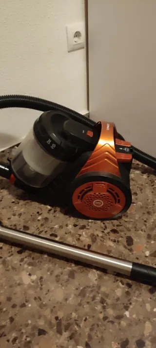 Aspiradora sin bolsa naranja y negra