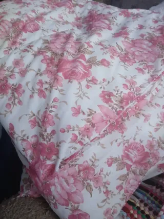 Edredón floral rosa y blanco 90cm