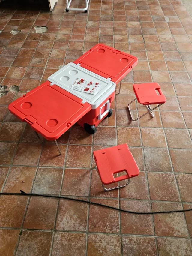 Nevera Camping Roja con Ruedas