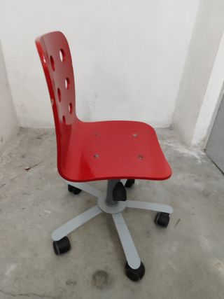 Silla de estudio roja para niños
