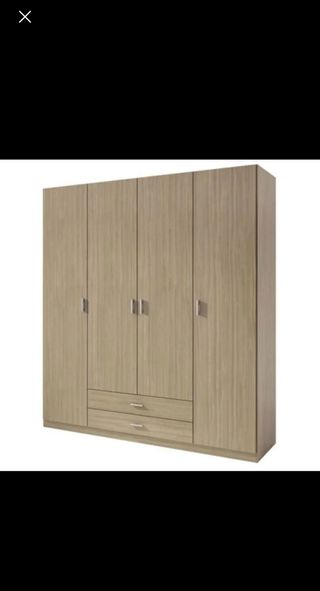 Armario de madera beige y marrón