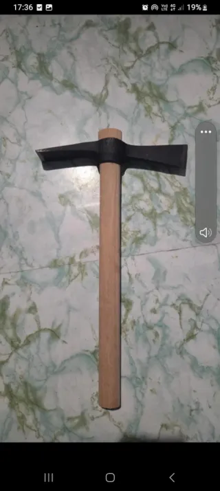 Piccone con manico in legno