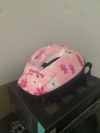 Casco infantil rosa con flores