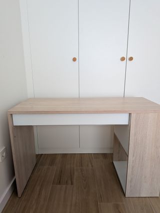 Mesa de estudio madera y blanca