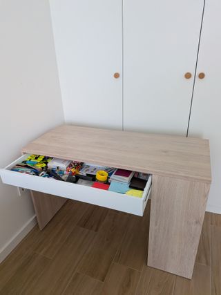 Mesa de estudio madera y blanca