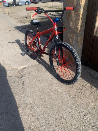 Bicicleta de Stunt Roja