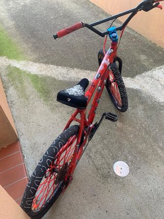 Bicicleta de Stunt Roja