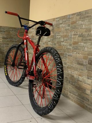 Bicicleta de Stunt Roja