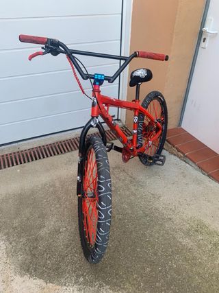 Bicicleta de Stunt Roja