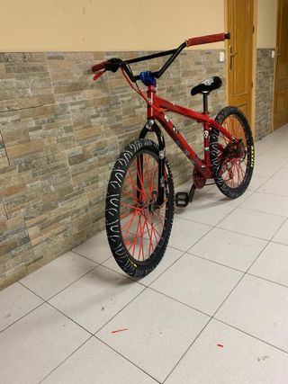 Bicicleta de Stunt Roja